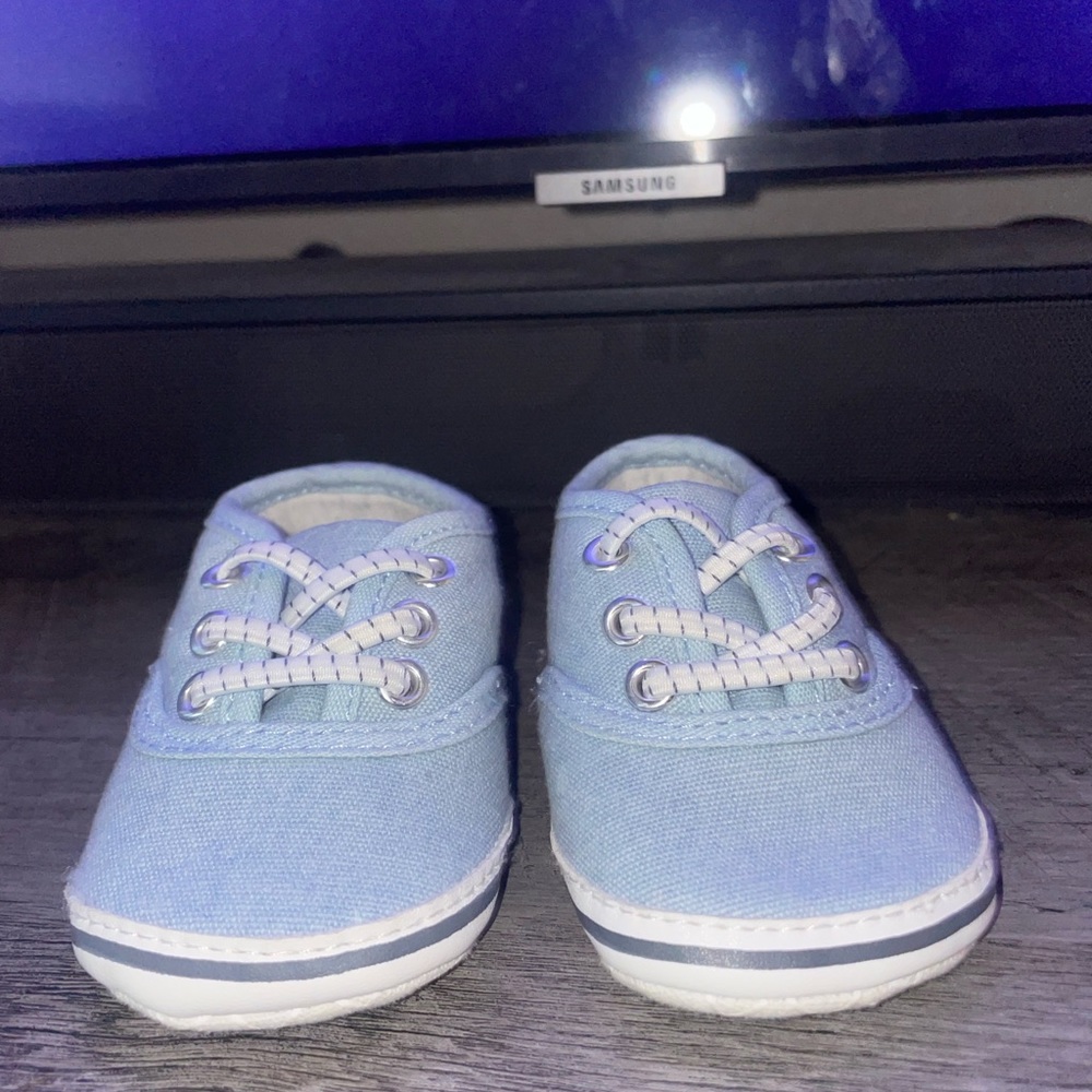 Carter’s 0-3 mo baby blue shoes